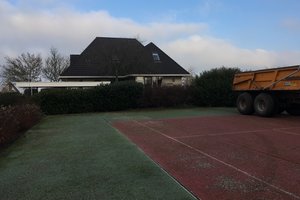 Tennisbaan wordt verwijderd